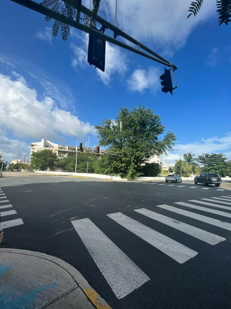 Tanama St and Ponce de Leon AVE intersection. The traffic lights aren't working. [Intersección entre la Calle Tanamá and la AVE Ponce de León. Los semáforos no están en función.]